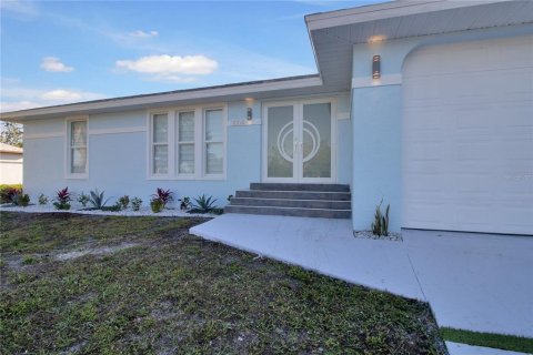 House in Punta Gorda, Florida 3 bedrooms, 141.4 sq.m. № 1414285 - photo 1