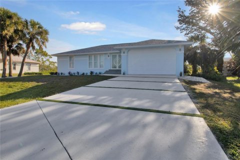 House in Punta Gorda, Florida 3 bedrooms, 141.4 sq.m. № 1414285 - photo 2