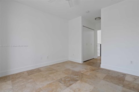 Townhouse in Miami, Florida 3 bedrooms, 350.43 sq.m. № 1234545 - photo 17