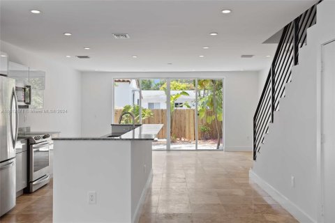 Townhouse in Miami, Florida 3 bedrooms, 350.43 sq.m. № 1234545 - photo 11