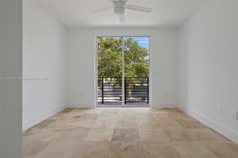 Townhouse in Miami, Florida 3 bedrooms, 350.43 sq.m. № 1234545 - photo 18