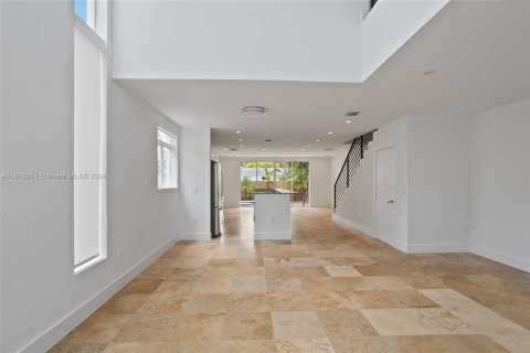 Townhouse in Miami, Florida 3 bedrooms, 350.43 sq.m. № 1234545 - photo 13