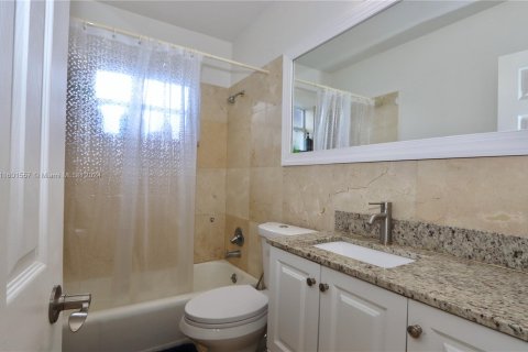 House in Miami, Florida 3 bedrooms, 114.46 sq.m. № 1221829 - photo 21