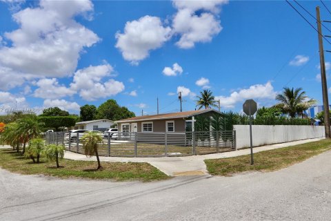 House in Miami, Florida 3 bedrooms, 114.46 sq.m. № 1221829 - photo 4