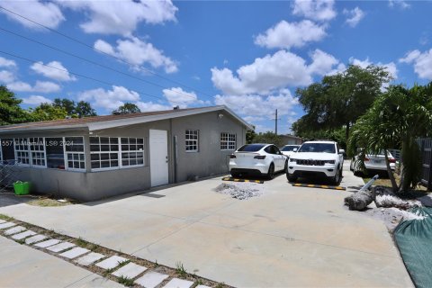 House in Miami, Florida 3 bedrooms, 114.46 sq.m. № 1221829 - photo 1