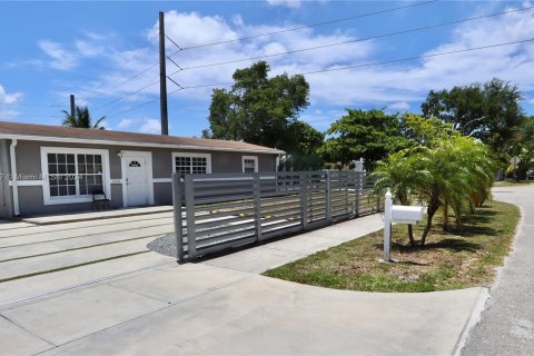 House in Miami, Florida 3 bedrooms, 114.46 sq.m. № 1221829 - photo 3