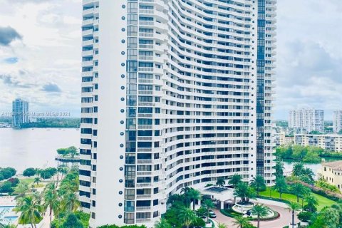 Condo in Aventura, Florida, 2 bedrooms  № 1045201 - photo 1