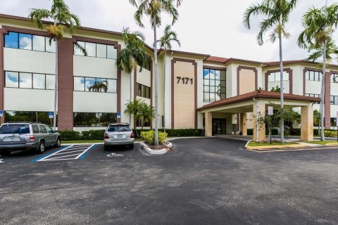 Immobilier commercial à vendre à Tamarac, Floride № 1050201 - photo 3