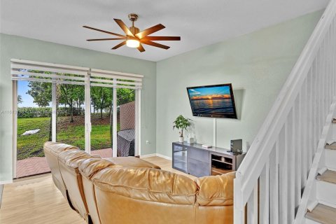 Townhouse in Miramar, Florida 3 bedrooms, 185.99 sq.m. № 1396943 - photo 10