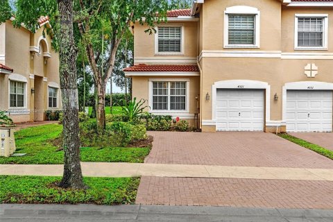 Townhouse in Miramar, Florida 3 bedrooms, 185.99 sq.m. № 1396943 - photo 2