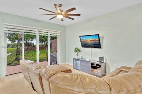 Townhouse in Miramar, Florida 3 bedrooms, 185.99 sq.m. № 1396943 - photo 11