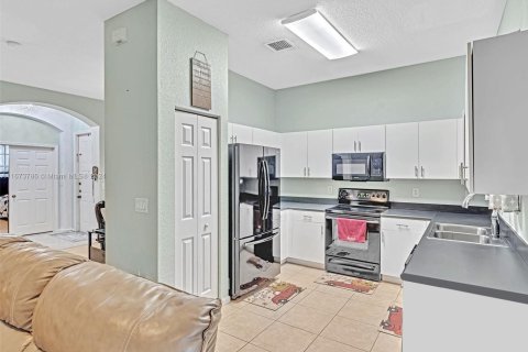 Townhouse in Miramar, Florida 3 bedrooms, 185.99 sq.m. № 1396943 - photo 20