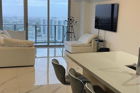 Condo in North Miami Beach, Florida, 1 bedroom  № 1239405 - photo 1