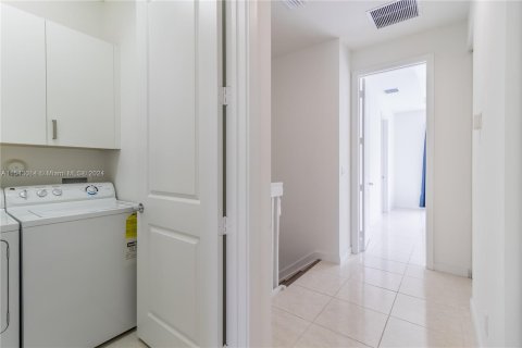 Townhouse in Royal Palm Beach, Florida 3 bedrooms, 181.9 sq.m. № 1042825 - photo 28
