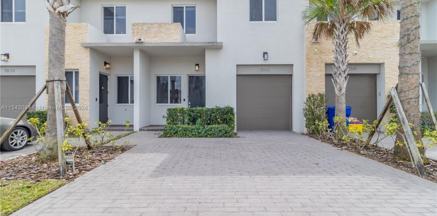 Townhouse in Royal Palm Beach, Florida 3 bedrooms, 181.9 sq.m. № 1042825