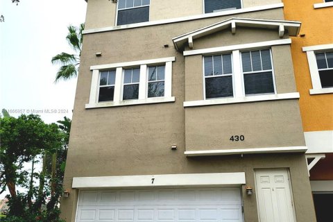 Townhouse in West Palm Beach, Florida 4 bedrooms, 212.28 sq.m. № 1381531 - photo 3