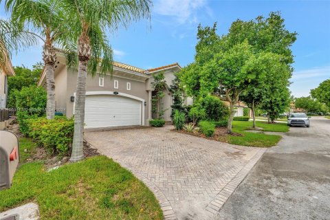 Villa ou maison à vendre à Cutler Bay, Floride: 4 chambres, 252.97 m2 № 1381536 - photo 1