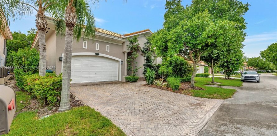 Villa ou maison à Cutler Bay, Floride 4 chambres, 252.97 m2 № 1381536