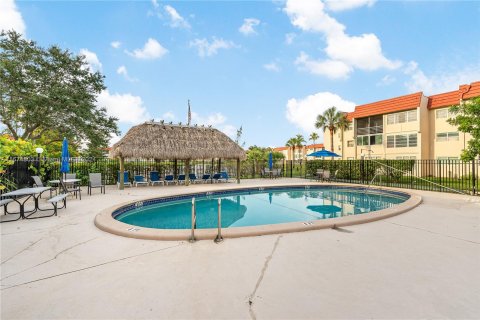 Condo in Sunrise, Florida, 2 bedrooms  № 1398271 - photo 2