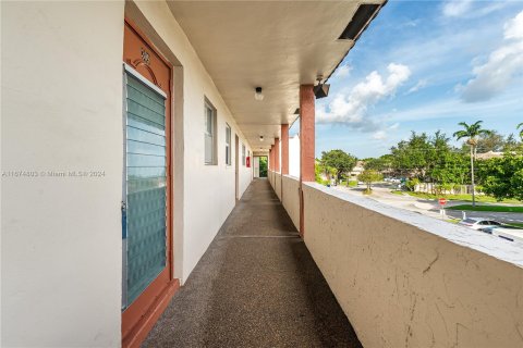 Condo in Sunrise, Florida, 2 bedrooms  № 1398271 - photo 5