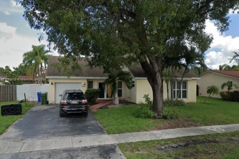 House in Pembroke Pines, Florida 3 bedrooms, 144.93 sq.m. № 1418519 - photo 1