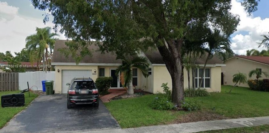 House in Pembroke Pines, Florida 3 bedrooms, 144.93 sq.m. № 1418519