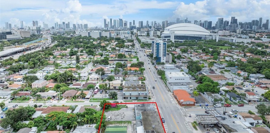 Commercial property in Miami, Florida № 1269571