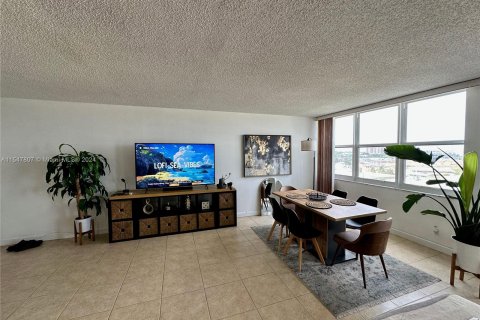 Copropriété à vendre à North Miami, Floride: 2 chambres, 110.37 m2 № 1058046 - photo 12