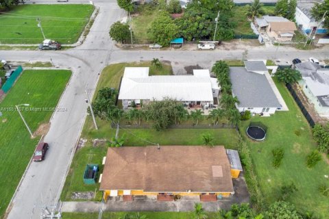 Propiedad comercial en venta en Miami, Florida № 1412044 - foto 11