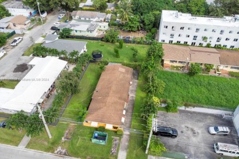 Propiedad comercial en venta en Miami, Florida № 1412044 - foto 8