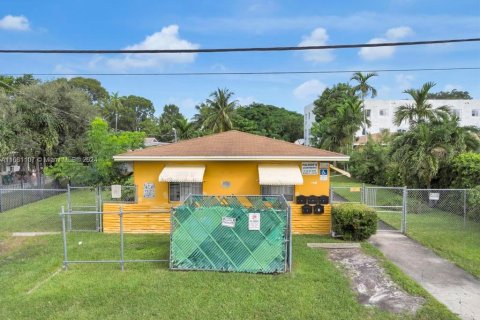 Propiedad comercial en venta en Miami, Florida № 1412044 - foto 3