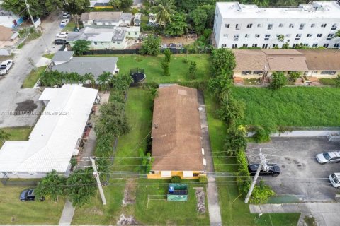 Propiedad comercial en venta en Miami, Florida № 1412044 - foto 7