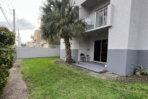 Condominio en venta en Hialeah, Florida, 2 dormitorios, 91.51 m2 № 1401312 - foto 1