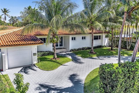 Casa en venta en Surfside, Florida, 3 dormitorios, 196.21 m2 № 1050934 - foto 1