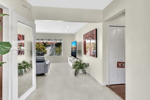 Villa ou maison à vendre à Surfside, Floride: 3 chambres, 196.21 m2 № 1050934 - photo 5