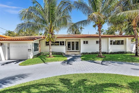 Casa en venta en Surfside, Florida, 3 dormitorios, 196.21 m2 № 1050934 - foto 3
