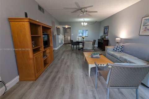 Condominio en venta en Tamarac, Florida, 1 dormitorio, 77.95 m2 № 1050935 - foto 28