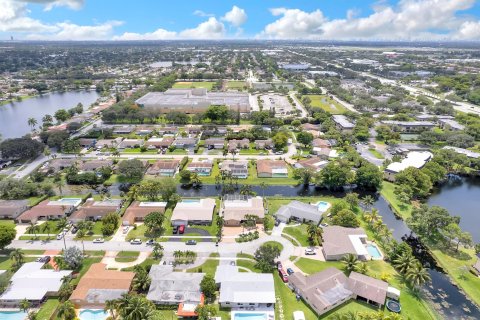 Villa ou maison à vendre à Pembroke Pines, Floride: 3 chambres, 233.37 m2 № 1061439 - photo 1