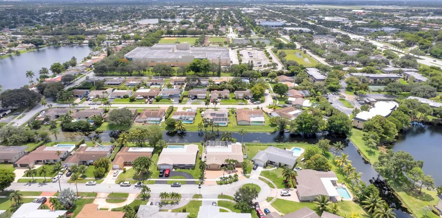 Villa ou maison à Pembroke Pines, Floride 3 chambres, 233.37 m2 № 1061439