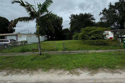 Terreno en venta en Opa-locka, Florida № 1396254 - foto 2