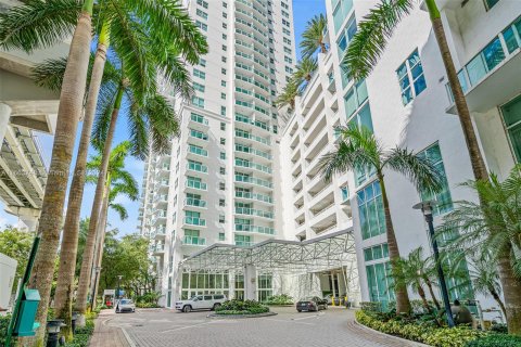 Condo in Miami, Florida, 2 bedrooms  № 1375394 - photo 1