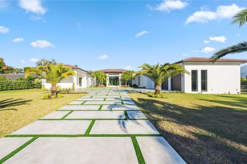 Villa ou maison à vendre à Pinecrest, Floride: 7 chambres, 639.07 m2 № 1030860 - photo 2