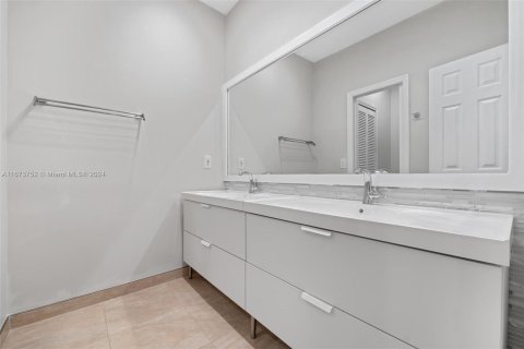 Villa ou maison à vendre à Miami, Floride: 4 chambres, 201.41 m2 № 1396940 - photo 15