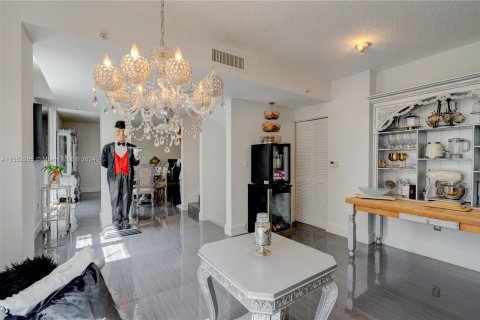 Townhouse in Miami, Florida 3 bedrooms, 174.28 sq.m. № 1071949 - photo 17