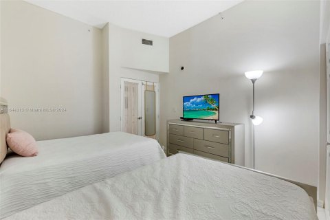 Condo in Miami, Florida, 2 bedrooms  № 1326008 - photo 27