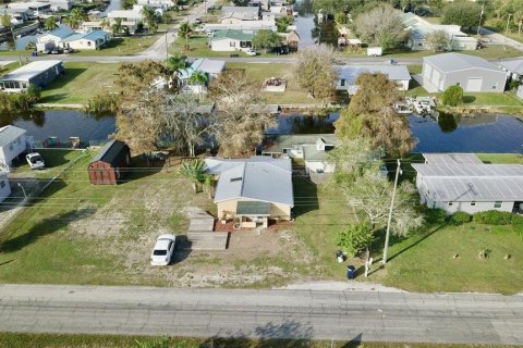 House in Okeechobee, Florida 4 bedrooms, 160.44 sq.m. № 1242975 - photo 1