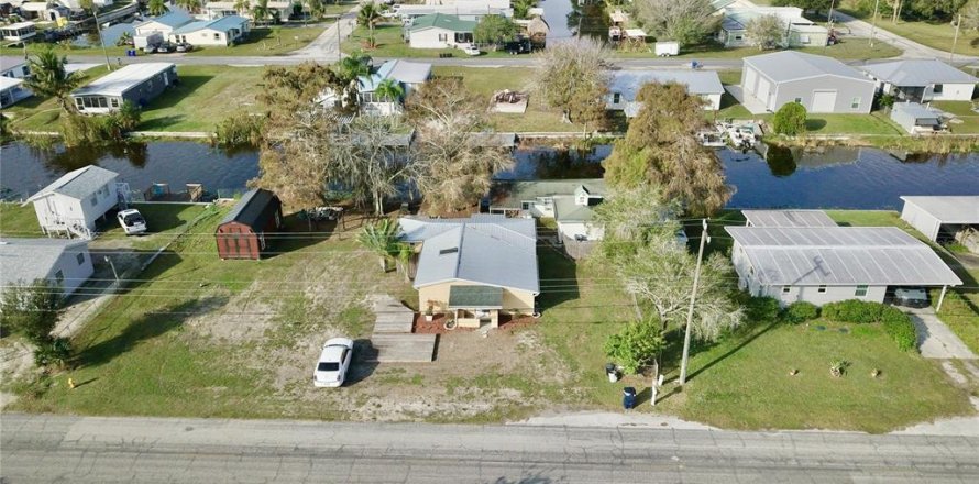 House in Okeechobee, Florida 4 bedrooms, 160.44 sq.m. № 1242975