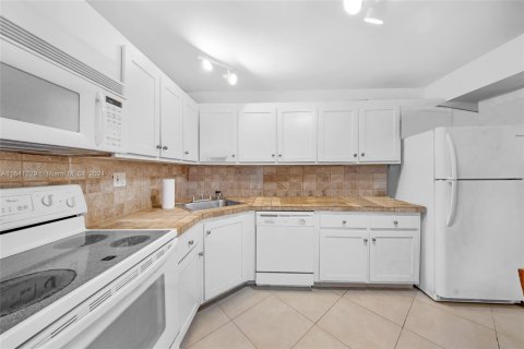 Copropriété à vendre à Aventura, Floride: 2 chambres, 99.68 m2 № 1328748 - photo 12