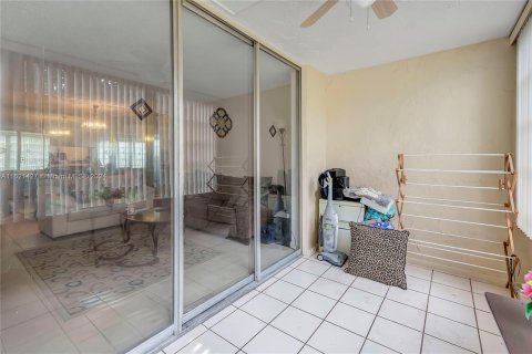 Condo in Lauderdale Lakes, Florida, 1 bedroom  № 1242311 - photo 12