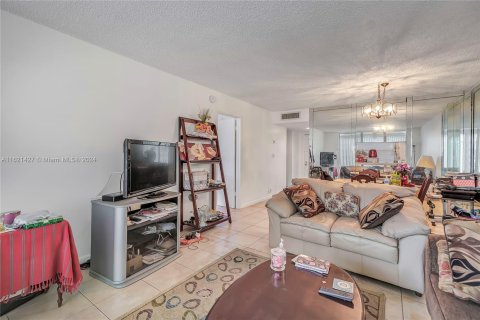 Condo in Lauderdale Lakes, Florida, 1 bedroom  № 1242311 - photo 10